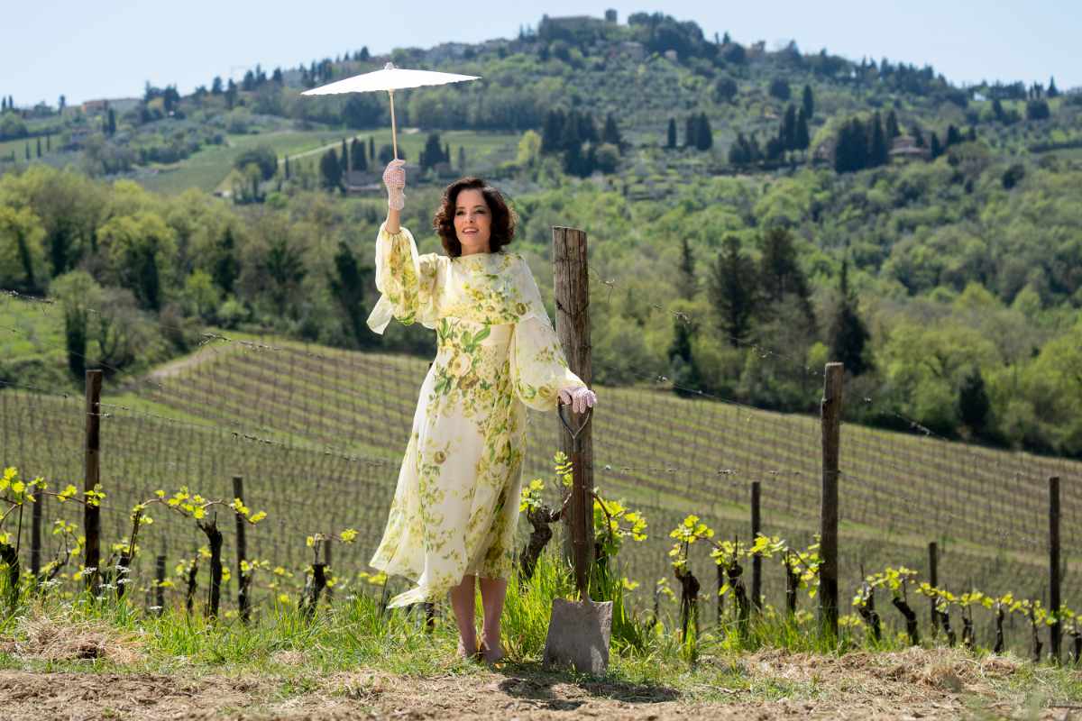 Host Parker Posey