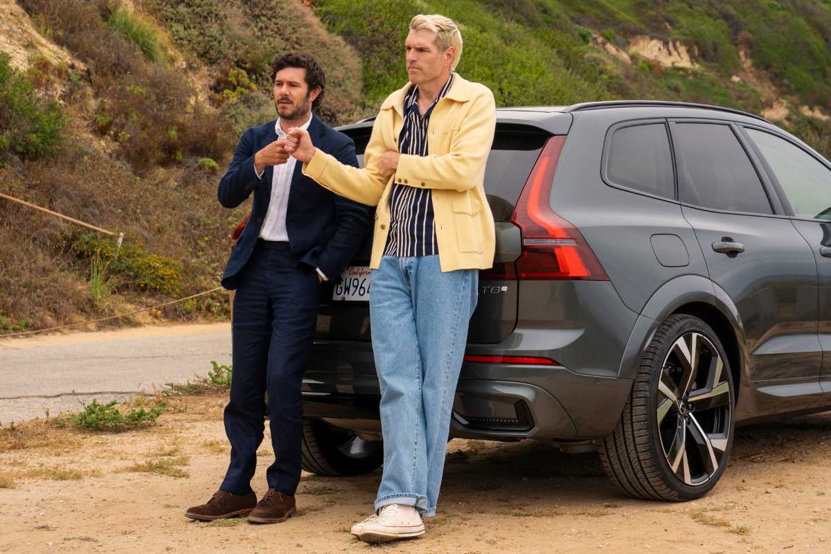 Adam Brody as Noah, Timothy Simons as Sasha