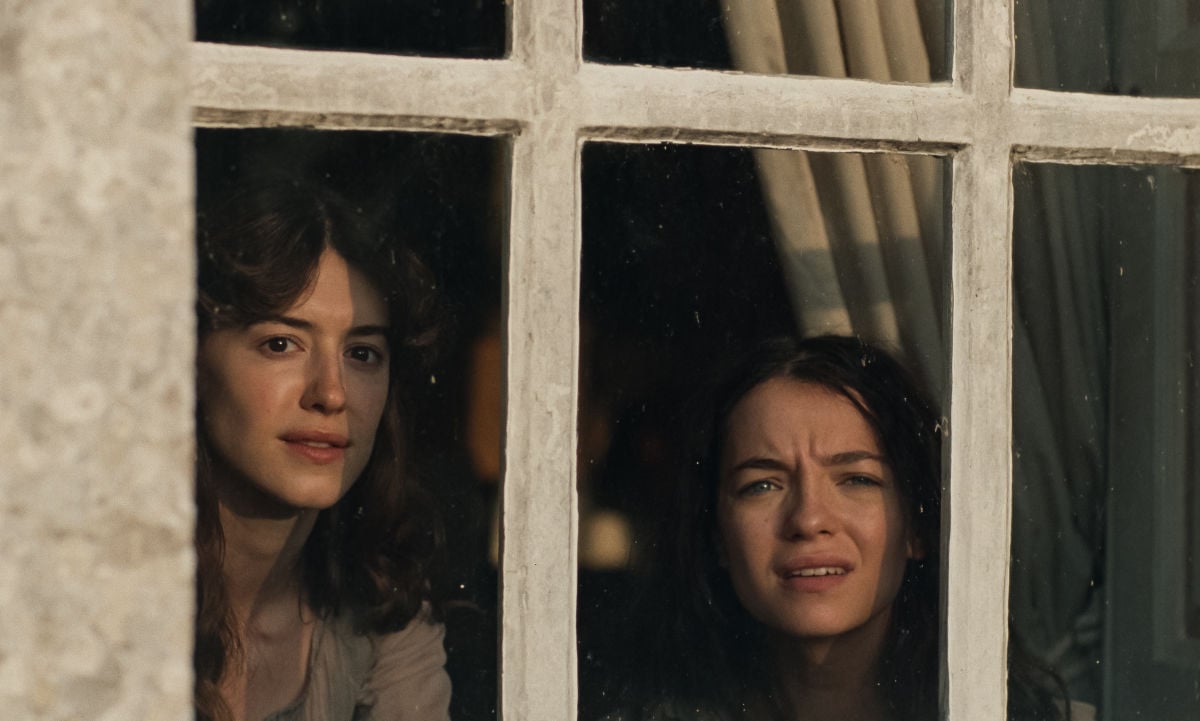 Daisy Edgar-Jones as Elinor Dashwood and Esmé Creed-Miles as Marianne Dashwood