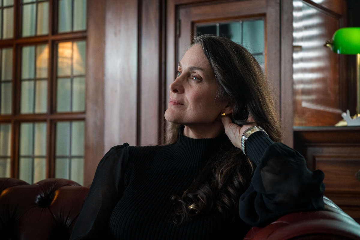 Katherine (Carrie-Anne Moss)
