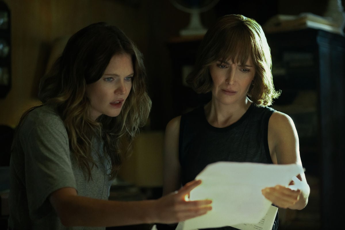Charlotte Quinn (Meghann Fahy) and Samantha Quinn (Rose Byrne)